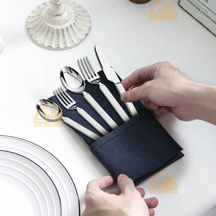 Manufacturer Low Price 8 People Jieyang Lightweight Royal Silver and Gold Stainless Steel Cutlery Set